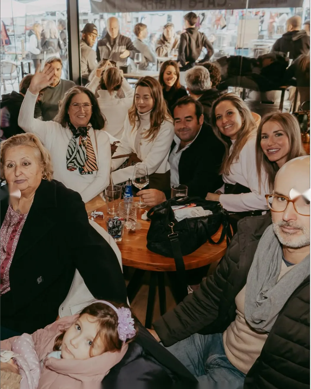 Familia disfrutando de un desayuno en la terraza de Café Tarifa Mairena del Aljarafe