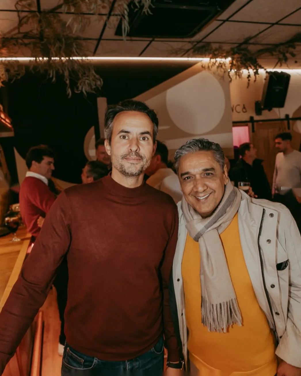 Clientes celebrando un cumpleaños en el interior de Café Tarifa Mairena del Aljarafe
