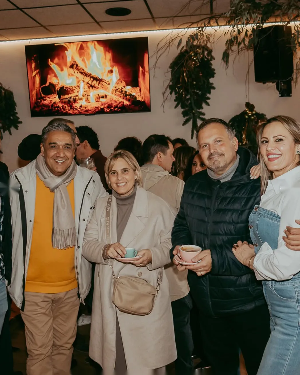 Grupo de amigos tomando café de especialidad en el salón de Café Tarifa Mairena del Aljarafe
