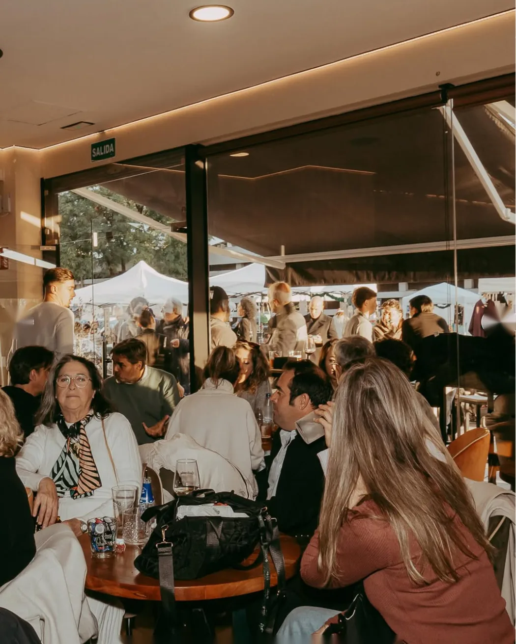 Interior del salón lleno de clientes con vistas a la terraza de Café Tarifa Mairena del Aljarafe